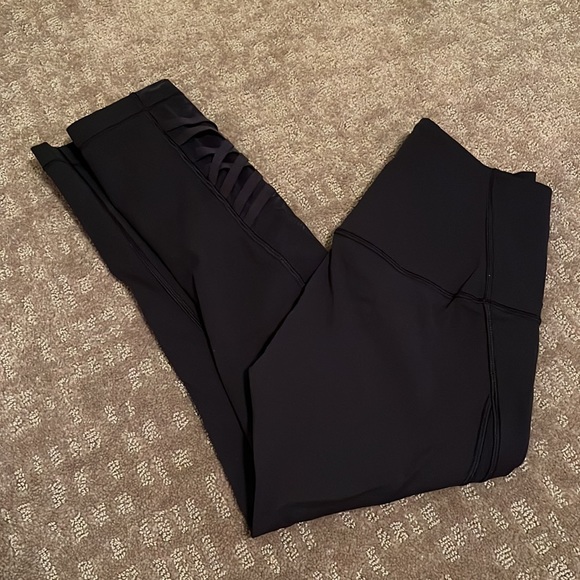 Lululemon crops- size 6 - Picture 3 of 3